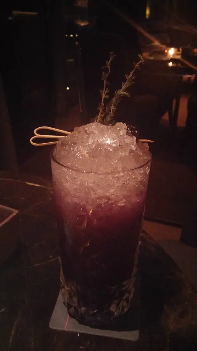 黑莓打碎後加於自家製的百里香糖漿之中，再搾點檸檬汁