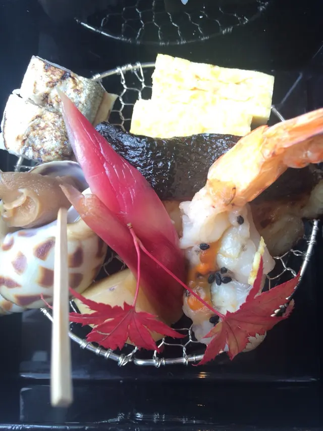 小小一格便當，便有魚壽司及甜蛋各兩份、銀鱈魚、海蝦、螺、京蔥等一件件精緻又美味嘅食物，正！