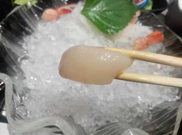 夾起來看，大約是1.5cm厚，鮮甜多汁，讚！對得起升級的價錢。