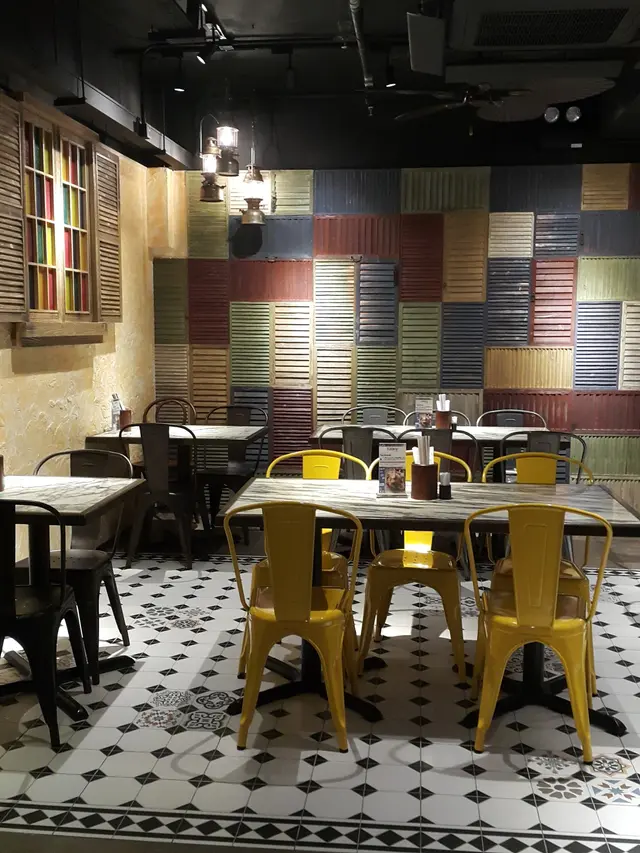 餐廳內地方都好寬敞，不過用餐的座位其實不算多，不同色彩的櫈及牆身、掛畫等，都帶出悠閒舒適的感覺