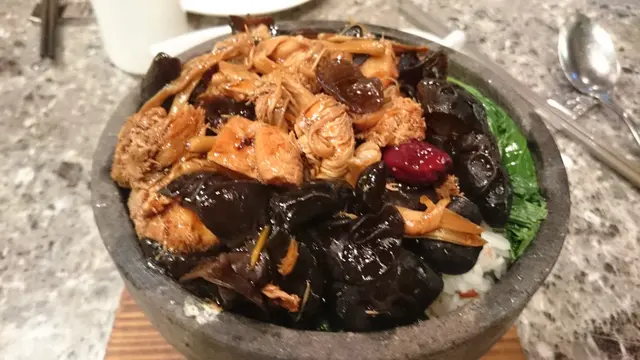 金針雲耳蒸猴頭菇煲仔飯