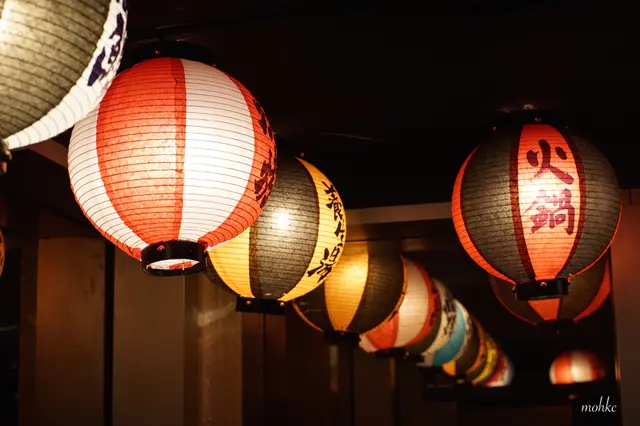 有兩間可以坐到十人以上的客房,有很多小燈籠,顏色豐富