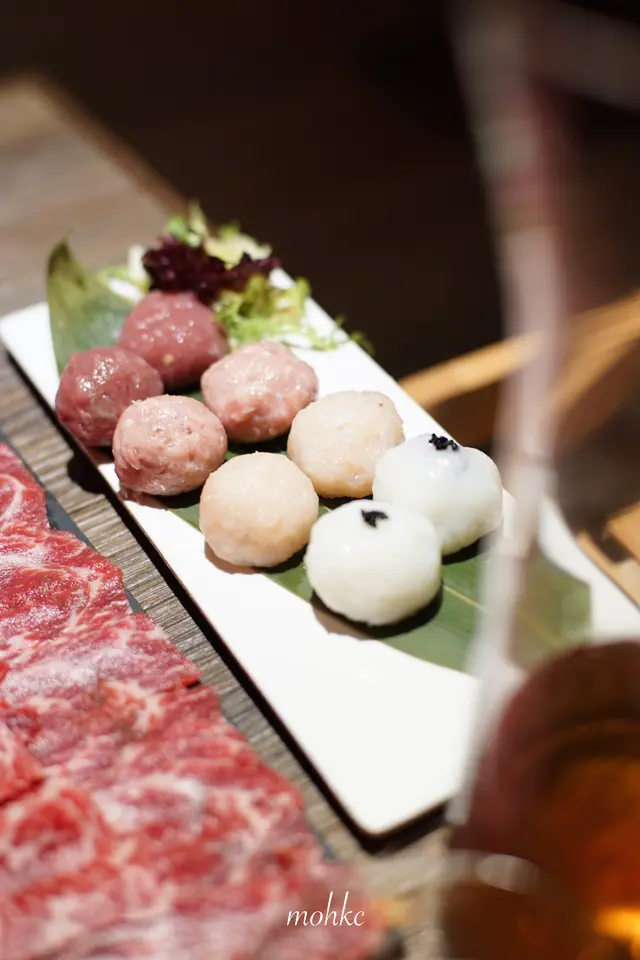 不要看他只是平日的牛肉、豬肉、鮮蝦及墨魚丸,中間還包着黑松露及紫薯