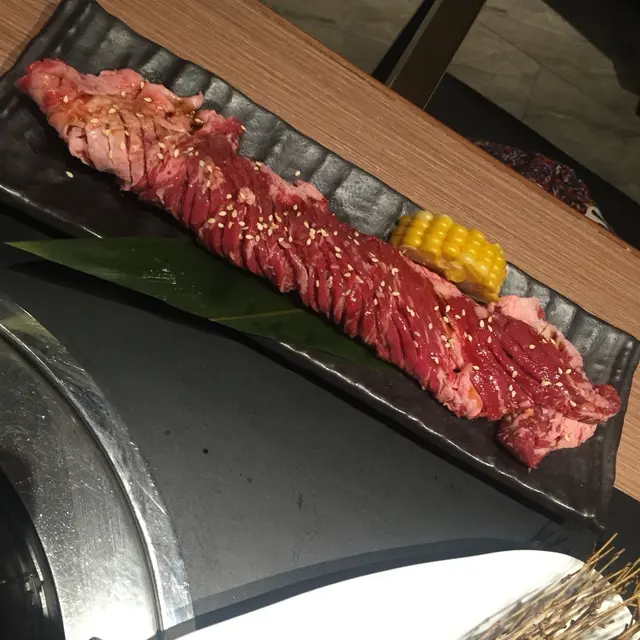 這個部位的味道較為濃郁,所以最後才上枱。店員把橫隔膜燒成全熟,起初以為全熟的牛肉一定會有一點靭,料不到第一口咬下去完全不會有韌的感覺,肉質鬆化。有香濃的燒牛肉味,不用點任何醬油也很好味!