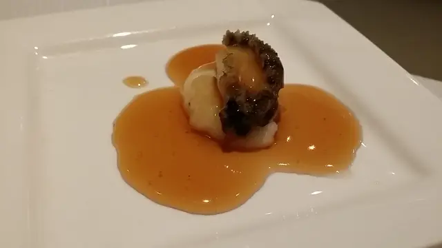 慢煮鮑魚配香草蒜蓉汁