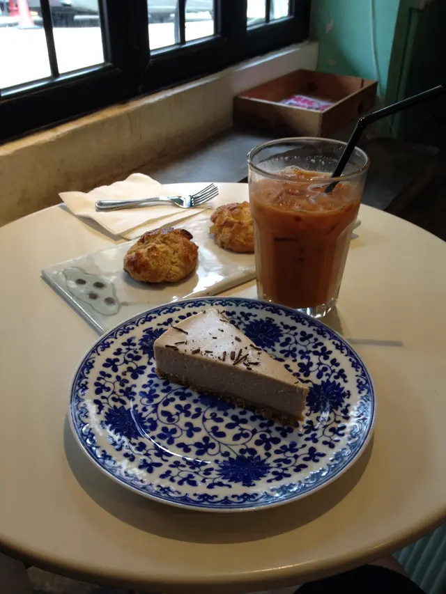 泰式冰奶茶，焙茶起司蛋糕，鬆餅