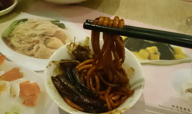 炒拉麵用上濃甜的醬油同炒,味道像上海粗炒