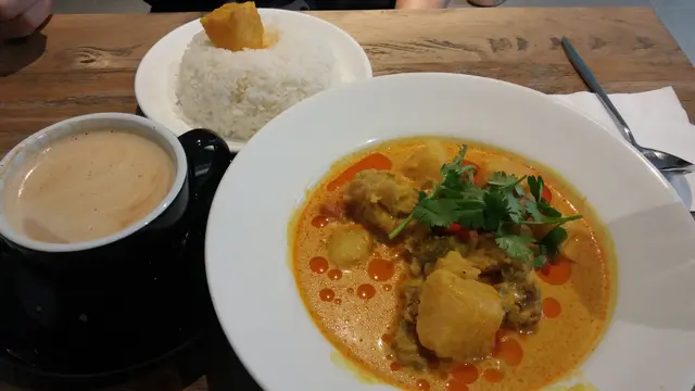 咖哩汁好好味， 但牛腩好韌， 真係幾失敗。
