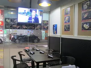 設有一部大電視, 可邊吃邊娛樂