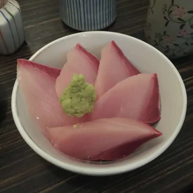 五件厚身三文魚，外熱內冷，魚自十分軟滑！必吃！