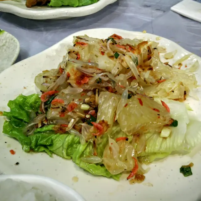 比想像中好，有柚子，味道清新，如果以炒青菜及泰式沙拉選一樣，泰式沙拉可以一試