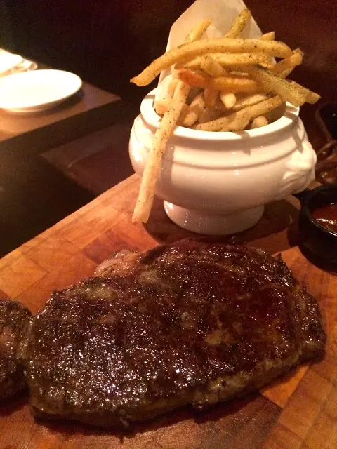 薯條灑上了黑椒微粒,入口帶微辣,雖然令熱氣度大大提升