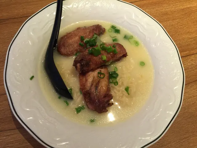 特色蒜香鷄翼公仔麵