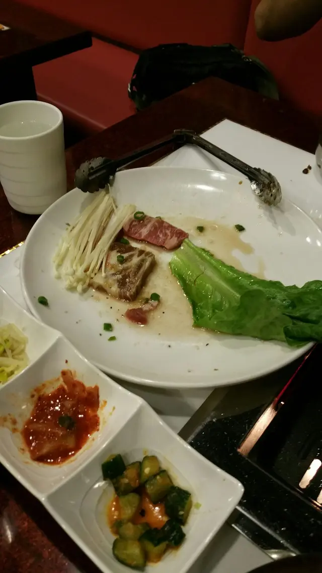 首先我地叫肉眼。。但佢話賣晒要我地轉牛仔骨。。岩岩開重要得我地一檯都賣晒？重要生菜係包肉架。。。你用佢放嚮肉下面？ 咁我重點用d菜包肉呀？