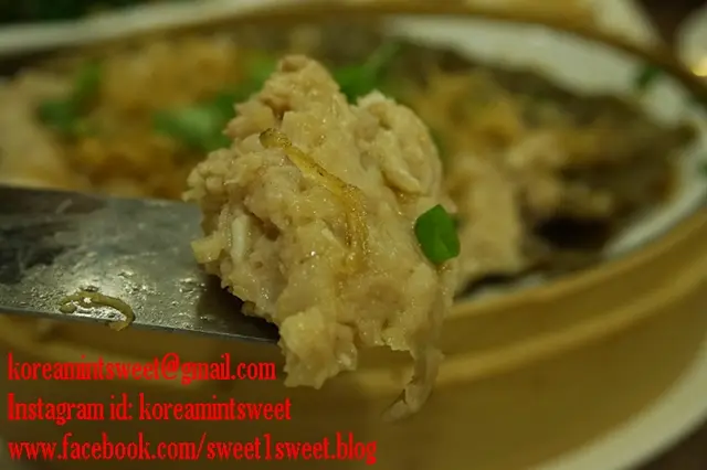 店家給食客用鐵鏟舀肉餅,很容易方便一整塊就舀出來。