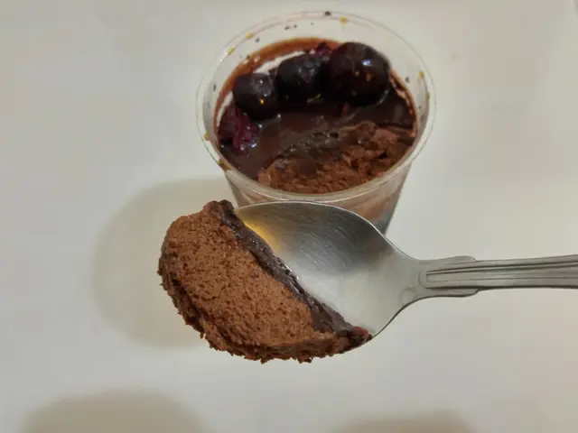 面層是巧克力慕絲,跟平常吃到的沒兩樣,底層是咖啡凍,太甜膩了