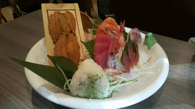 六品刺身盛盒($168) + 海膽1板($118)