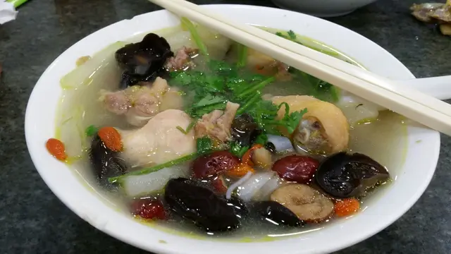 好鮮嫩美味的雞，加上清甜鮮味的湯底，覺得好幸福！