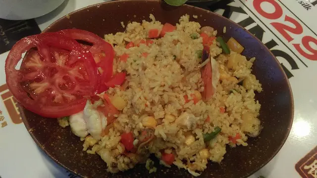 菠蘿炒飯:海鮮組合十分豐富吸引，每粒飯粒都炒得乾身，入口帶陣陣的菠蘿的甜香，加上有數款海鮮，勁大隻蝦、蝦仁、青口及魷魚，配料豐富，的確在水準以上，味道亦合宜，甚是開胃醒神。