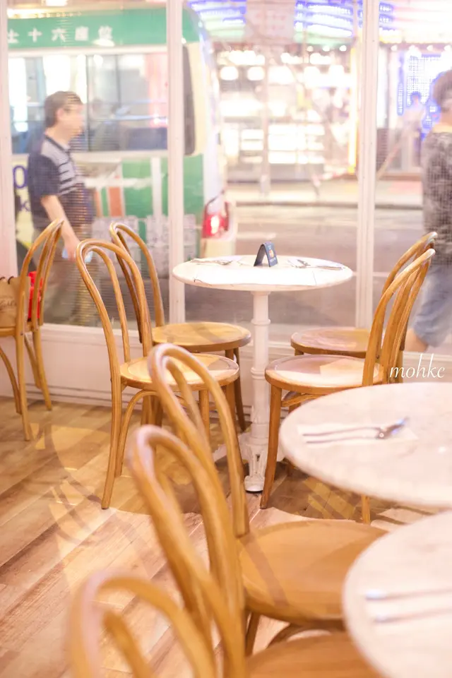 店家用簡約白色及淺色木櫈