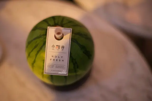 用完整一個細西瓜冰凍送上