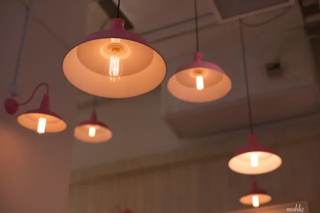 暖色吊燈調到最暗,給人一種溫暖感覺