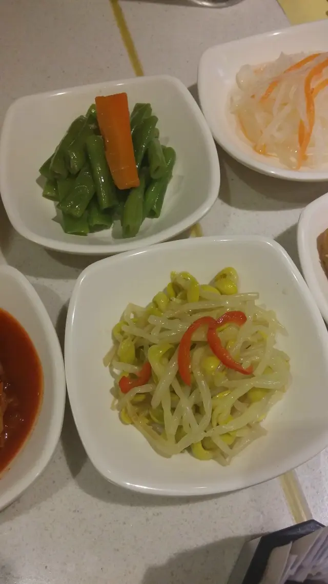 前菜一上桌就有八款,八色八味,豐富得很