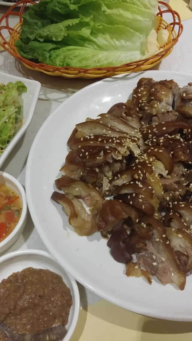 這邊的豬手也是大大份,切片後攤放得整整齊齊,再灑白芝麻點睛