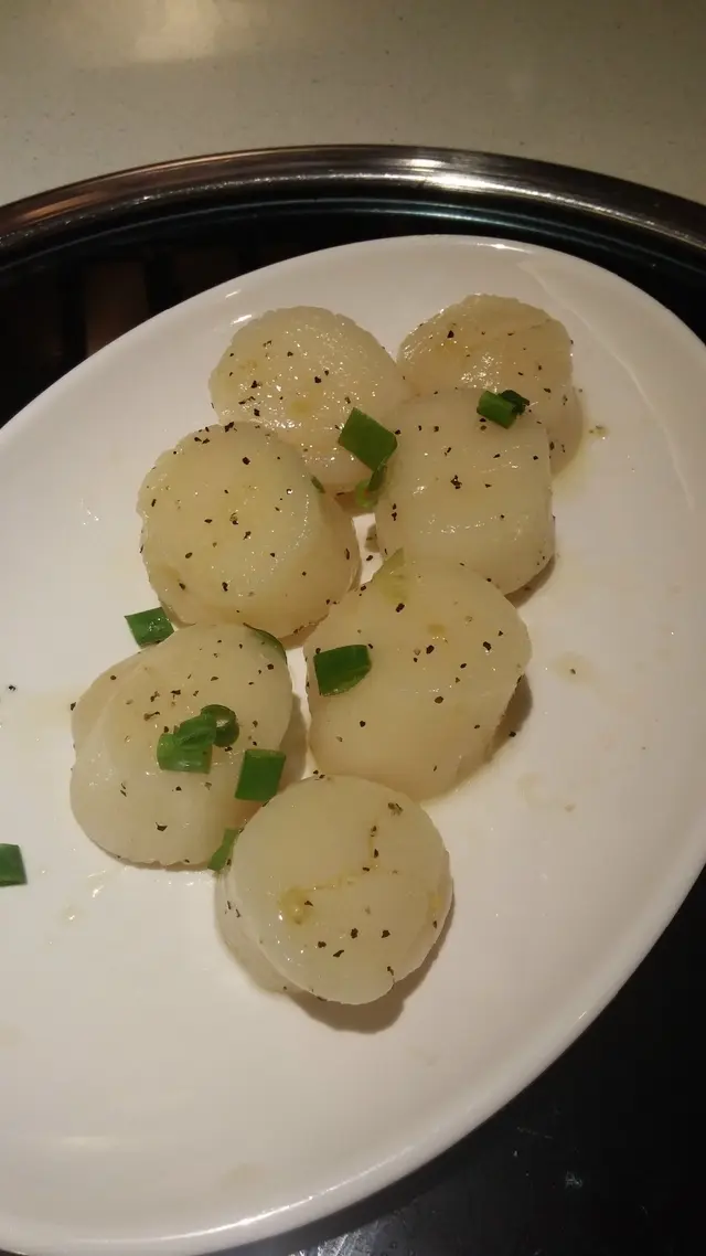 友人發功,烤得剛好是金黃色就分給我們,豐滿的帶子不會縮水縮得過份