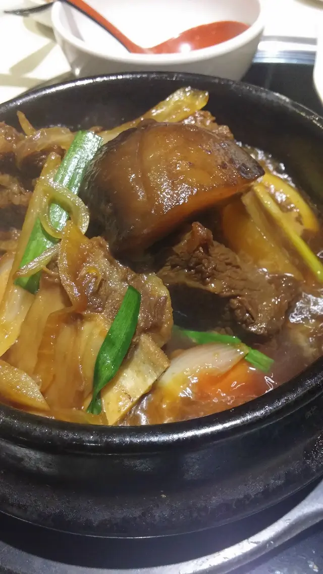 當中帶著少許筋位,晶瑩之餘有彈性有咬口,略嫌牛肉肉香未盡顯現