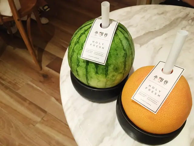 原個水果裝著鮮榨果汁,非常可愛