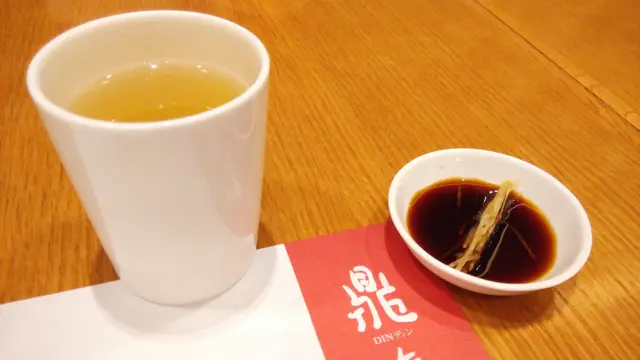 清茶和蘸小籠包用的薑絲醋