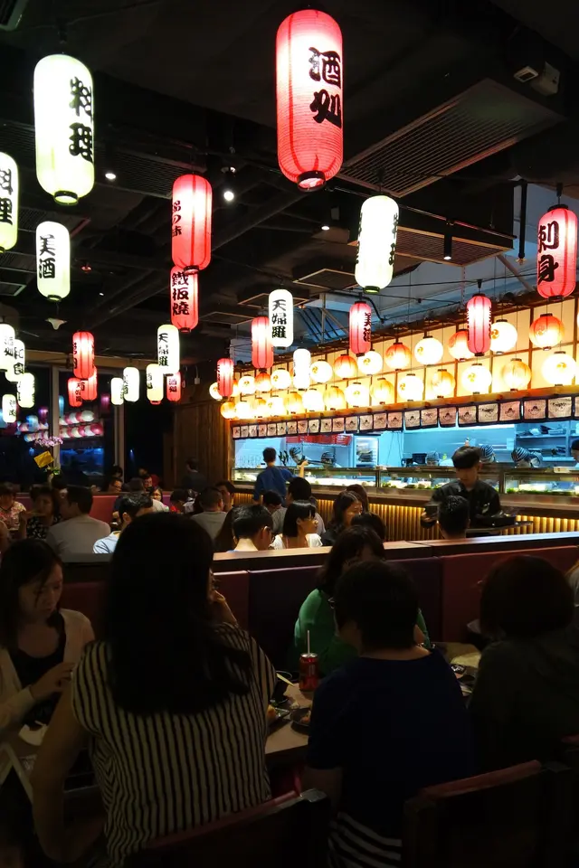 室內掛滿燈籠,點點燈火,賞心悅目
