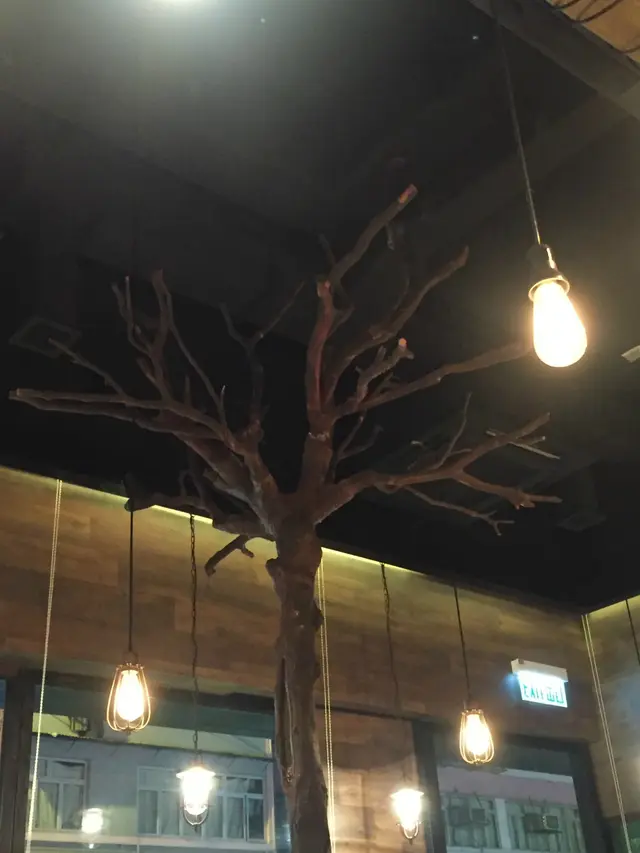 餐廳中間放了棵光禿禿的樹幹(哈﹗光棍,應節啊)作裝飾