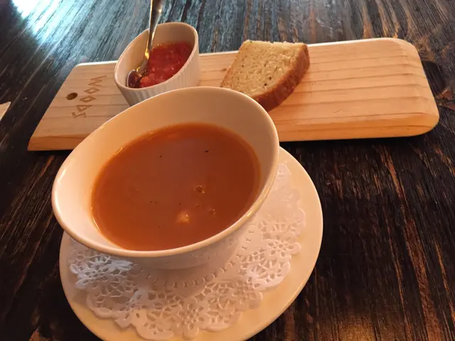 香濃海鮮湯配餐包伴蕃茄蓉