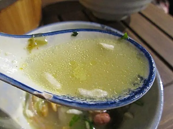 用胡椒粒熬制的骨湯