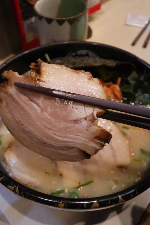 肥瘦有致，雖不致於層層分明，但瘦肉中總夾著薄薄的油脂