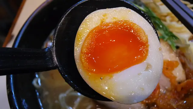 流心的蛋黃，卻又不是全然未熟，底層的呈半凝固的狀態