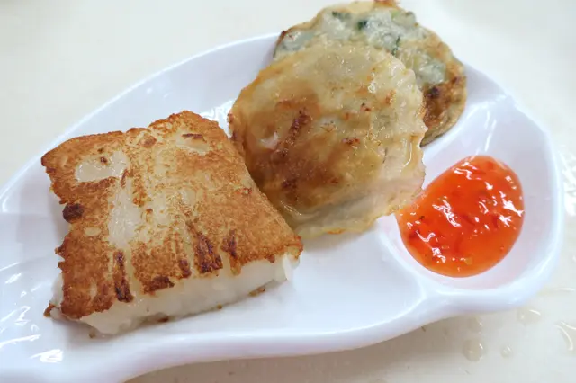 香煎鯪魚餅配蘿蔔糕