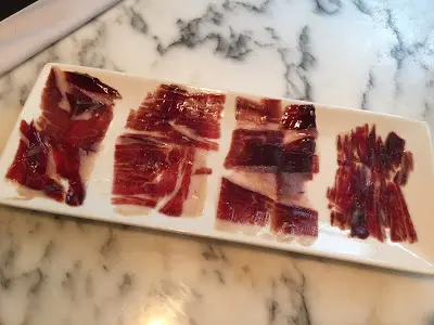 由右至左分別是近腳踝的部份(jarrete)、大腿後方(maza)、大腿前方(babilla)及大腿最上方(punta)