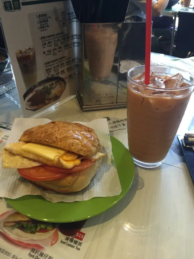 招牌菠蘿包 + 凍奶茶