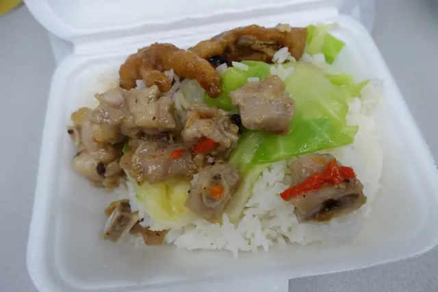 加了兩隻鳳爪，比前者少一點排骨