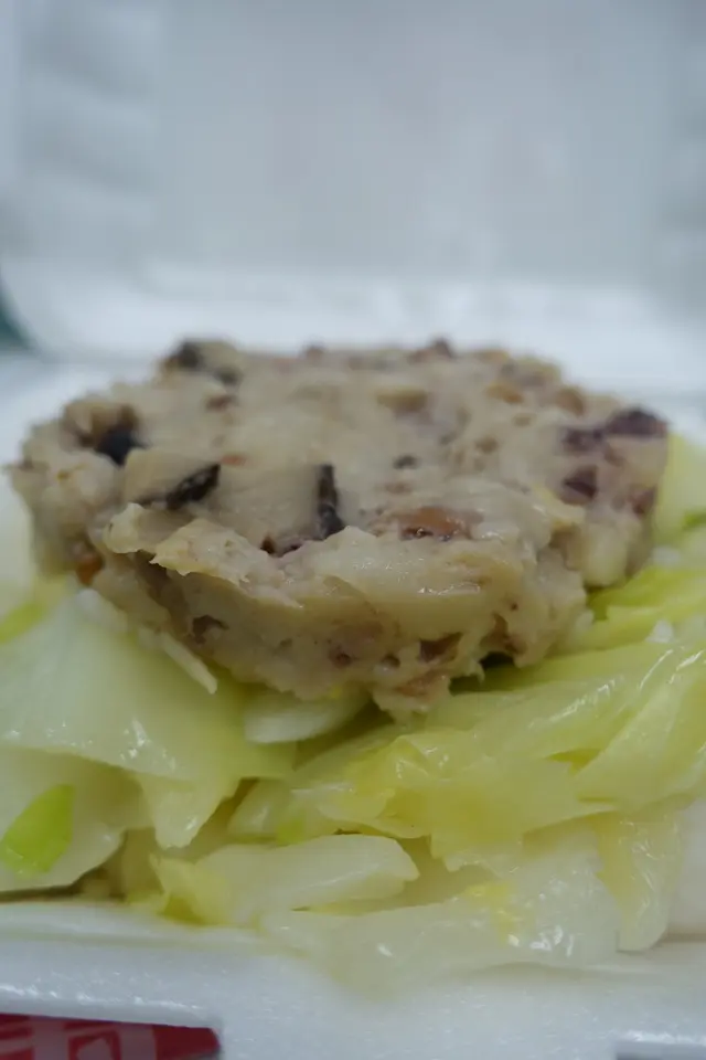 約 1吋厚的章魚肉餅，章魚帶嚼勁、混合軟滑的冬菇、令肉餅鮮美多肉汁！