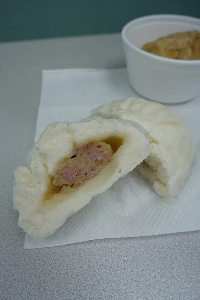 鬆軟而白雪雪的包身，與餡料比例上佔三份之二，菜肉餡偏少！