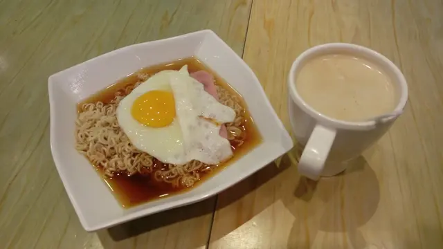 火腿蛋麵跟咖啡