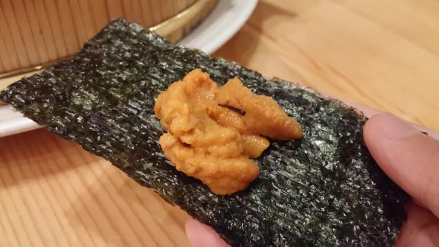 以附上的紫菜包著吃,加上紫菜本身的薄脆感,平時食海膽會話膩的就再無阻礙了