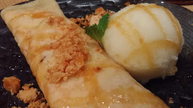 面頭灑上大小不一的焦糖脆脆,脆口甜香,質感對比之下令甜品顯得多采