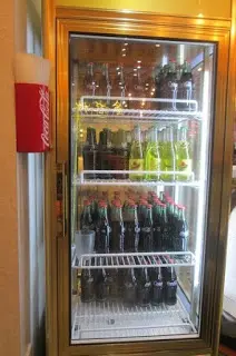 放滿玻璃樽汽水的大雪櫃