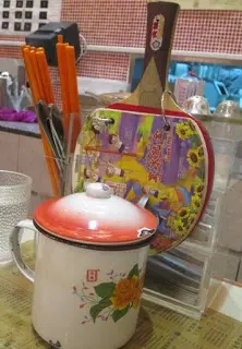 放了餐具、餐簿和一個懷舊的砂糖壺