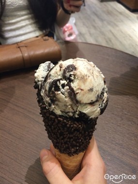 Smoreo ice cream in chocolate sprinkle cone  - 中環的Emack &amp; Bolio&#39;s